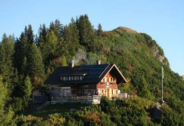 Wer spontan auf der Goiserer Hütte übernachten möchte, wird vom Hüttenwirt möglicherweise angeschnauzt und belehrt, dass man auf einer Hütte zu reservieren habe.