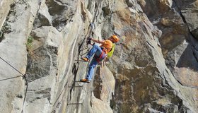 Am Beginn der Leiter des am Jakobswand-Klettersteiges