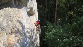 Am Beginn der langen Querung in der 2. Seillänge