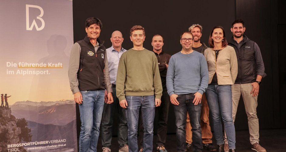 Das neue Präsidium:  Präsident Tom Rabl, Finanzreferent Harald Kinspergher, Vizepräsident Leo Moser, Alex Giacomelli (Berg- und Skiführer:innen), Ausbildungsreferent Mathias Nössig, Fabian Hochheimer (Sportkletterlehrer:innen), Elisabeth Klöbl (Bergwander