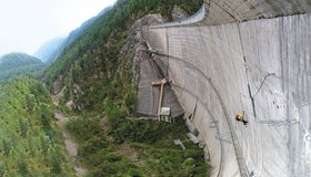 Fast ein bisschen furchteinflößend - direkte Ferrata  Neves Stausee Klettersteig