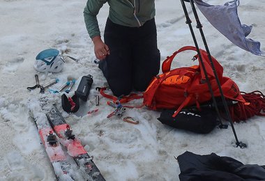 Die kleine, leichte LifeStraw Peak Squeeze Bottle zwischen der Ausrüstung