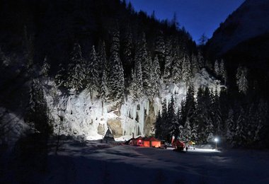 Der beleuchtete Eispark beim Rückweg zum Tauernhaus.