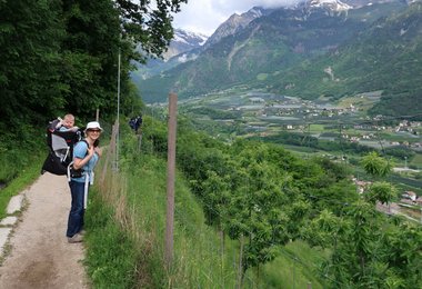 Mit der Osprey Poco Plus am Marlinger Waalweg in den Ortleralpen. Deutlich zu sehen, wie weit die Trage hinten wegsteht.