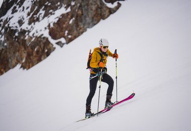 Rab Athletin Anna DeMonte stellt neuen Rekord bei Ski-Besteigung des Mont Blanc auf. Foto: Aaron Rolph