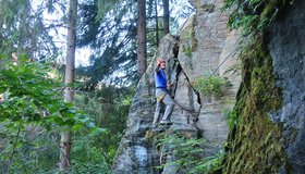 Auf der kleinen Seilbrücke (Übungsklettersteig Piburg).