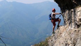 Auf einem den Brenta-Klettersteigen ähnlichen Band.