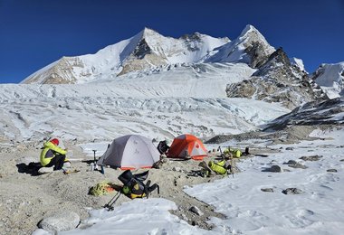 Hochlager am Kogi La – im Hintergrund P. 6.275 S