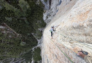 „Born Ready“ trad. 9 (8 obl.) - Hintere Geierwand @daniel.rogger.dolomites @davide.prandini