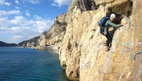 In der 1. Seillänge wartet am Ende gleich die Schlüsselstelle der In Scio Bolesomme - Capo Noli - Finale