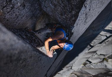 Climbing Through; Foto: Tara Kerzhner