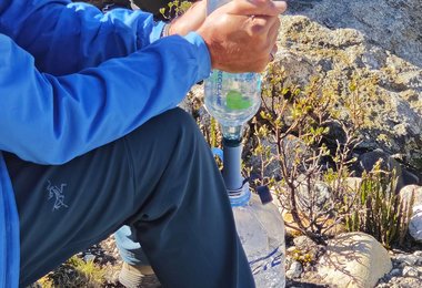 Beim Filtervorgang mit dem Lifestraw Peak Series Solo Wasserfilter