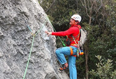 Unterwegs mit dem Petzl Sirocco in einer Mehrseillängentour bei Arco