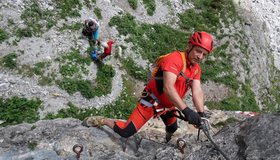 Die sehr steile Einstiegswand ist auch gleich die Schlüsselstelle.