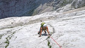 Im Mittelteil der großen Plattenwand