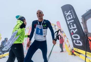 Karl Egloff völlig ausgelaugt im Ziel nach den Vertikal Kilometer Rennen am Elbrus (c) RedFox Elbrus Race/Oleg Chegodaev 