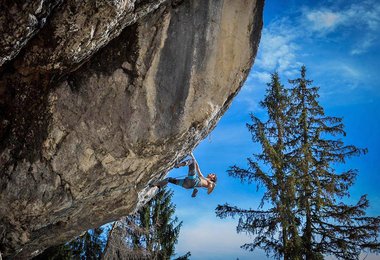 Roland Hemetzberger in Gamit (8c+) am Schleierwasserfall.