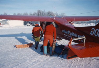 Beim Beladen des Flugzeuges