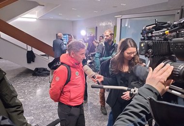 Auch einige der anwesenden Bergretter waren gefragte Interviewpartner in den Prozess-Pausen.