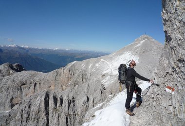 Sentiero Claudio Constanzi (B/C u. 1), hier unterhalb des Sasso Alto, dahinter die Cima Sassara, 2892 m, das Dach der Tour