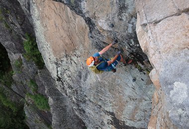 An einem Klettersteig mit dem Mammut Wall Rider Kletterhelm