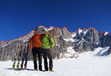 Alex und Gerry zurück im Base Camp mit dem Großteil der Tooth Traverse im Hintergrund, Foto: Bluemel/Fiegl