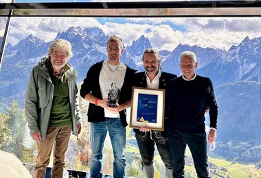 Der Preisträger Dani Arnold (2. von links) mit den IPPG-Vetretern Reinhold Messner (Ehrenvorsitzender), Alexander Huber (Laudator) und Georg Bachler (Obmann); Foto: IPPG