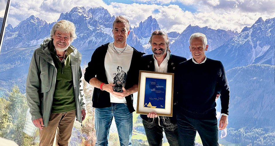 Der Preisträger Dani Arnold (2. von links) mit den IPPG-Vetretern Reinhold Messner (Ehrenvorsitzender), Alexander Huber (Laudator) und Georg Bachler (Obmann); Foto: IPPG