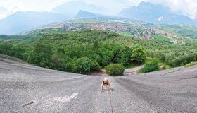 Klettern in einer der mittleren Routen im Sektor Attimo Fuggente an den Placche di Baone