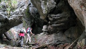 Petra und Elvira am beschwerlichen Weg