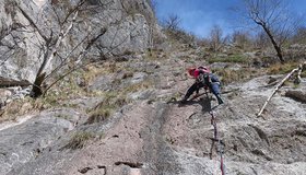 Im Mittelteil, roter Fels, raue, leichte Kletterei - Weg zum Glück im Rindbachtal