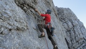 Der kurze Einstiegsboulder ist mit 6- bewertet, dann wirds leichter.