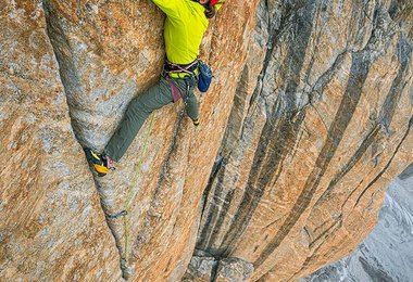  Babsi Zangerl mit dem neuen Black Diamond Vapor Kletterhelm in der "Eternal Flame"; Foto: Austin Siadak