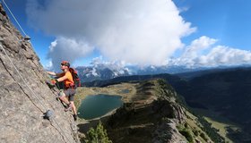 Immer den schönen Bergsee im Rücken.