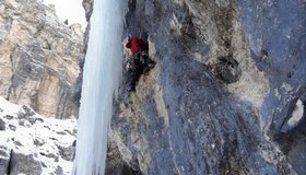 Luis Penin in der 1. Seillänge von Lúa - Langental, 6a, WI 5+