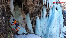 am Ende der vierten Seillänge- waagrechte Querung aus der Höhle hinaus