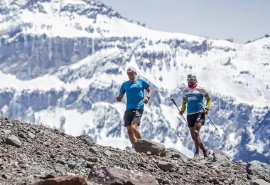 Karl Egloff und Nicholàs Miranda bei der Vorbereitung am Aconcagua 