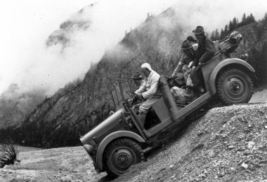 Altes Einsatzfahrzeug - ganz schön geländegängig; Foto: Bergwacht Mittenwald