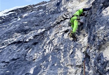 Simon Gietl im Felsteil der Route "The White Edition" (c) Daniel Tavernini 