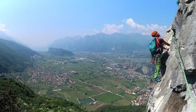 Der Beginn der zweiten Seillänge der Il sole dell inverno am Parete Pezol