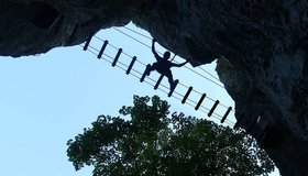 Auf der ersten, kurzen Nepalbrücke - Ferrata des Echelles de la Mort