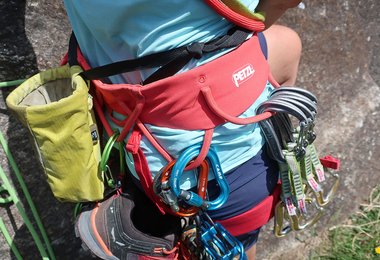 Am Luna ist üppig Platz für Material beim Alpinklettern