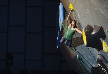 Anna Stöhr im Finale des IFSC Boulder Weltcups 2016 in Innsbruck. (Foto: Elias Holzknecht / KVÖ)