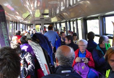 In der Regel werden die Ski im vollen Verkehrsmittel in der Hand gehalten.