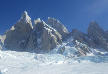 die "Torres", Cerro Torre, Torre Egger, und Torre Standhardt, von li nach re. Bild: Marc Andre Leclerc