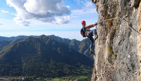 Eine der vielen ausgesetzten Querungen - Ferrata Caspai