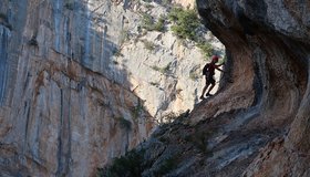 Das obere Band ist teilweise etwas schmaler - Ferrata di Badde Pentumas auf Sardinien