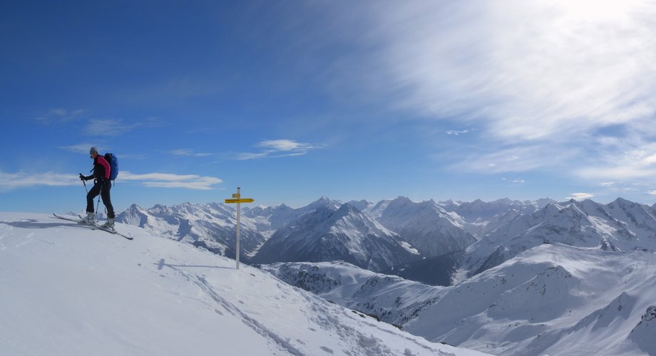 Kurz vor dem Gipfel wird man mit einer tollen Aussicht auf die Zillertaler Alpen belohnt.