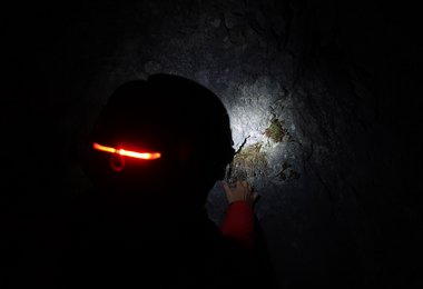 Das rote Licht ist auch beim Bergsteigen recht angenehm, da man immer sieht, wo der Partner vorne unterwegs ist.