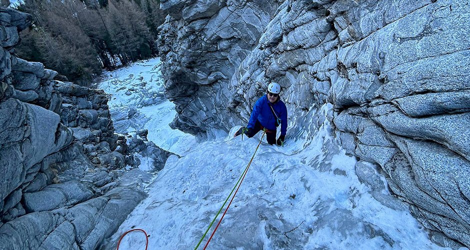 Beim Eisklettern mit dem Patagonia M10 Anorak und der M10 Storm Pant